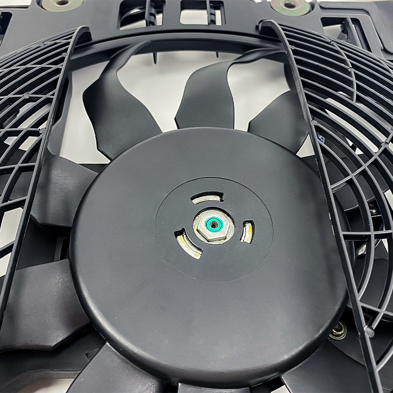 E39 Radyatör Ventilatörü 300W Elektrikli Ventilatör Radyatör Soğutma Ventilatörü Montajı Motor Modeli